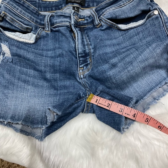 Judy Blue Denim Shorts Medium Wash - Picture 11 of 13